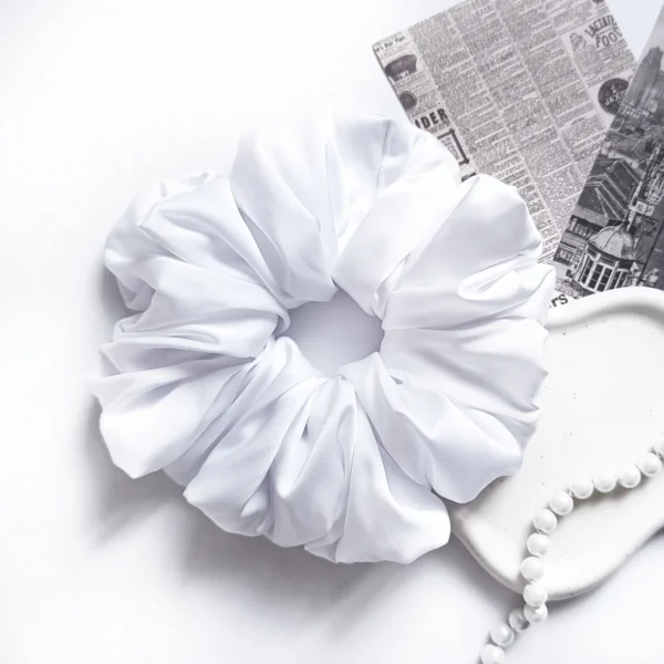 Scrunchie XL z satyny jedwabnej w kolorze białym.
