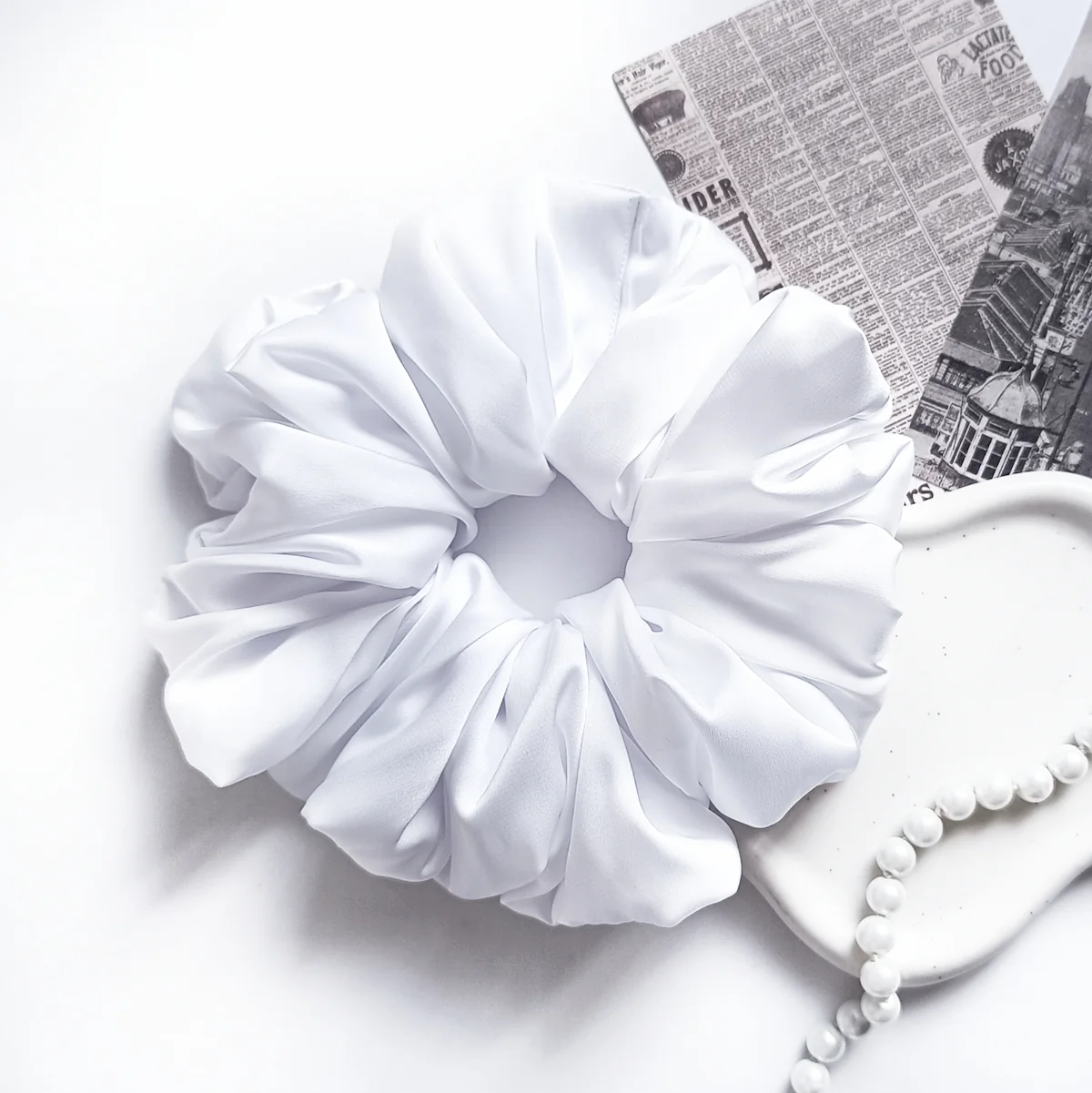 Scrunchie XL z satyny jedwabnej w kolorze białym.