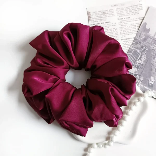 Scrunchie XL z satyny jedwabnej w kolorze bordowym.