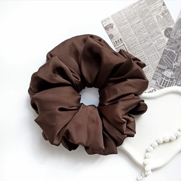 Scrunchie XL z satyny jedwabnej w kolorze brązowym.