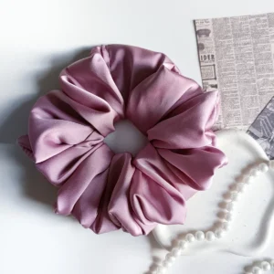 Scrunchie XL z satyny jedwabnej w kolorze brudnego różu.