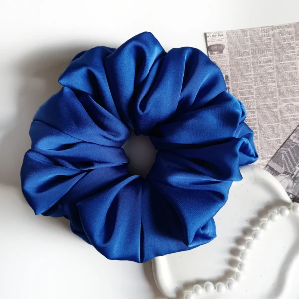 Scrunchie XL z satyny jedwabnej w kolorze chabrowym.