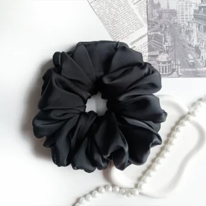Scrunchie XL z satyny jedwabnej w kolorze czarnym.