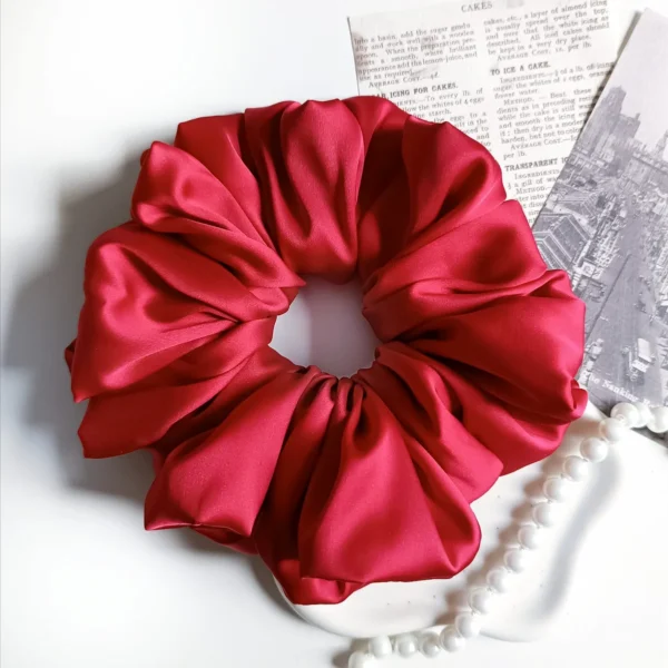 Scrunchie XL z satyny jedwabnej w kolorze czerwonym.