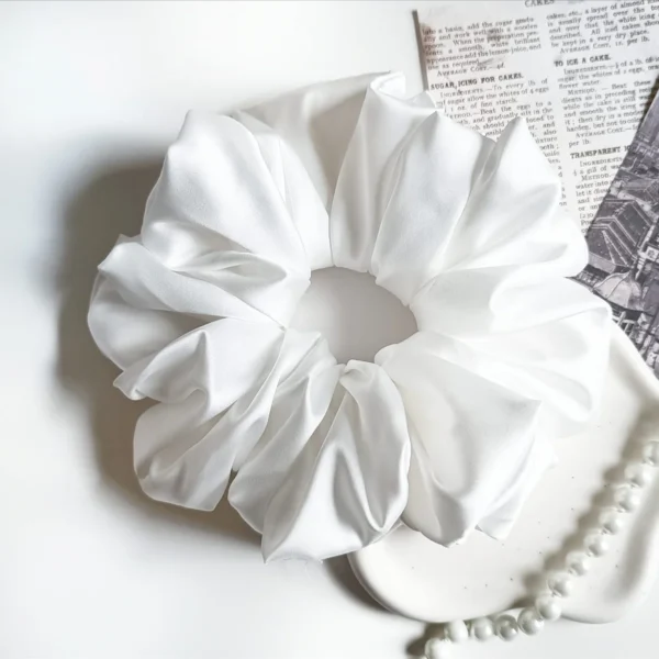 Scrunchie XL z satyny jedwabnej w kolorze ecru.