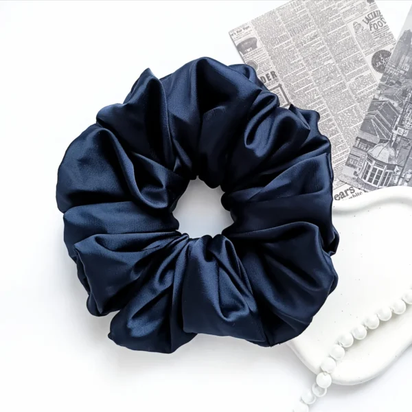 Scrunchie XL z satyny jedwabnej w kolorze granatowym.