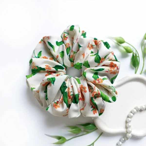 Scrunchie XL w kwiaty.