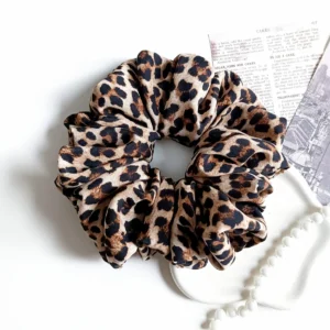 Scrunchie XL we wzór panterki.