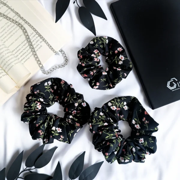 Scrunchie czarna w kwiaty