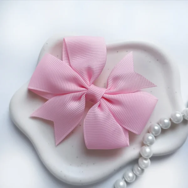 Kokarda dla dzieci ze wstążki rypsowej jasnoróżowa.