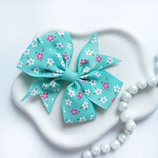 Kokarda dla dzieci ze wstążki rypsowej morska w kwiaty.