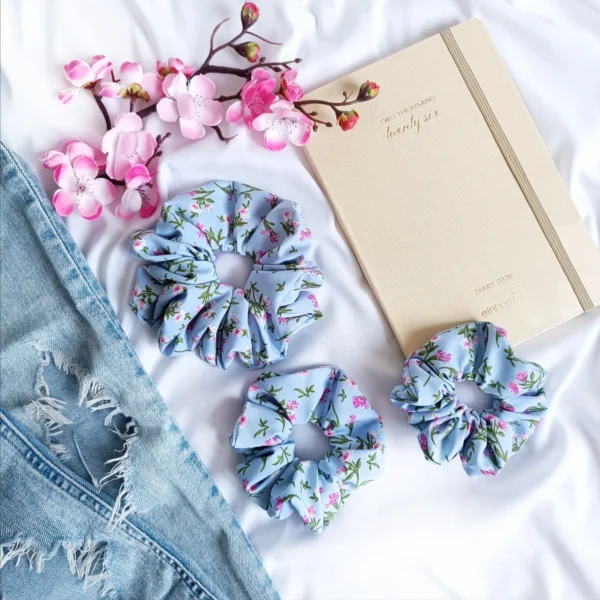 Scrunchie jasnoniebieska w kwiaty