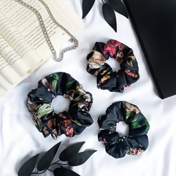 Scrunchie z satyny w kwiaty.