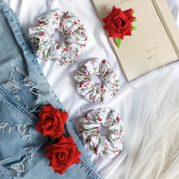 Scrunchie biała w czerwone kwiaty