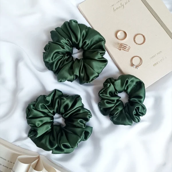 Scrunchie z jedwabiu w kolorze khaki.