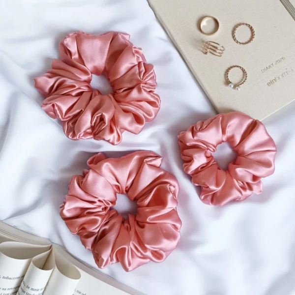 Scrunchie z jedwabiu w kolorze morelowym.