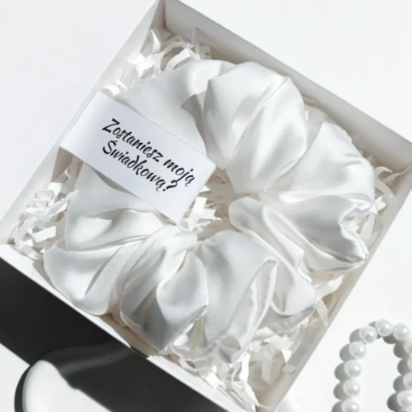 Personalizowany box ze scrunchie z satyny jedwabnej w rozmiarze L.
