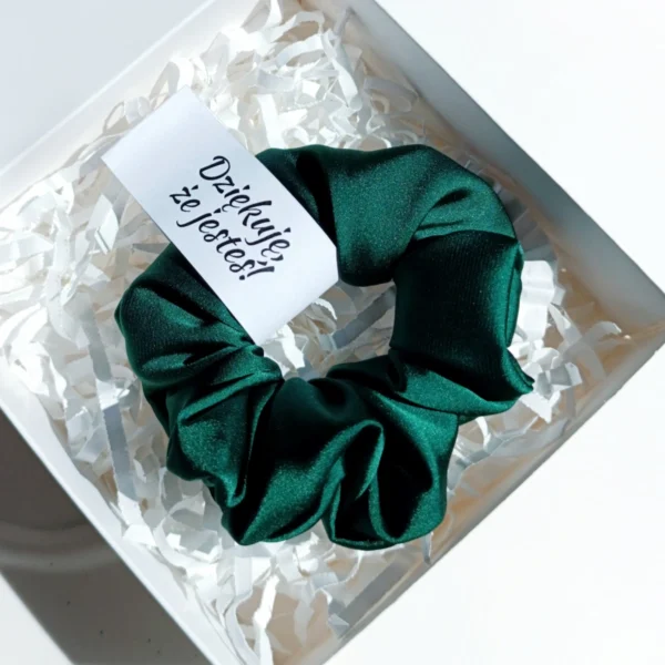 Personalizowany box ze scrunchie z satyny jedwabnej w rozmiarze M.