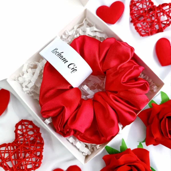Personalizowany box z satynową scrunchie w rozmiarze L.