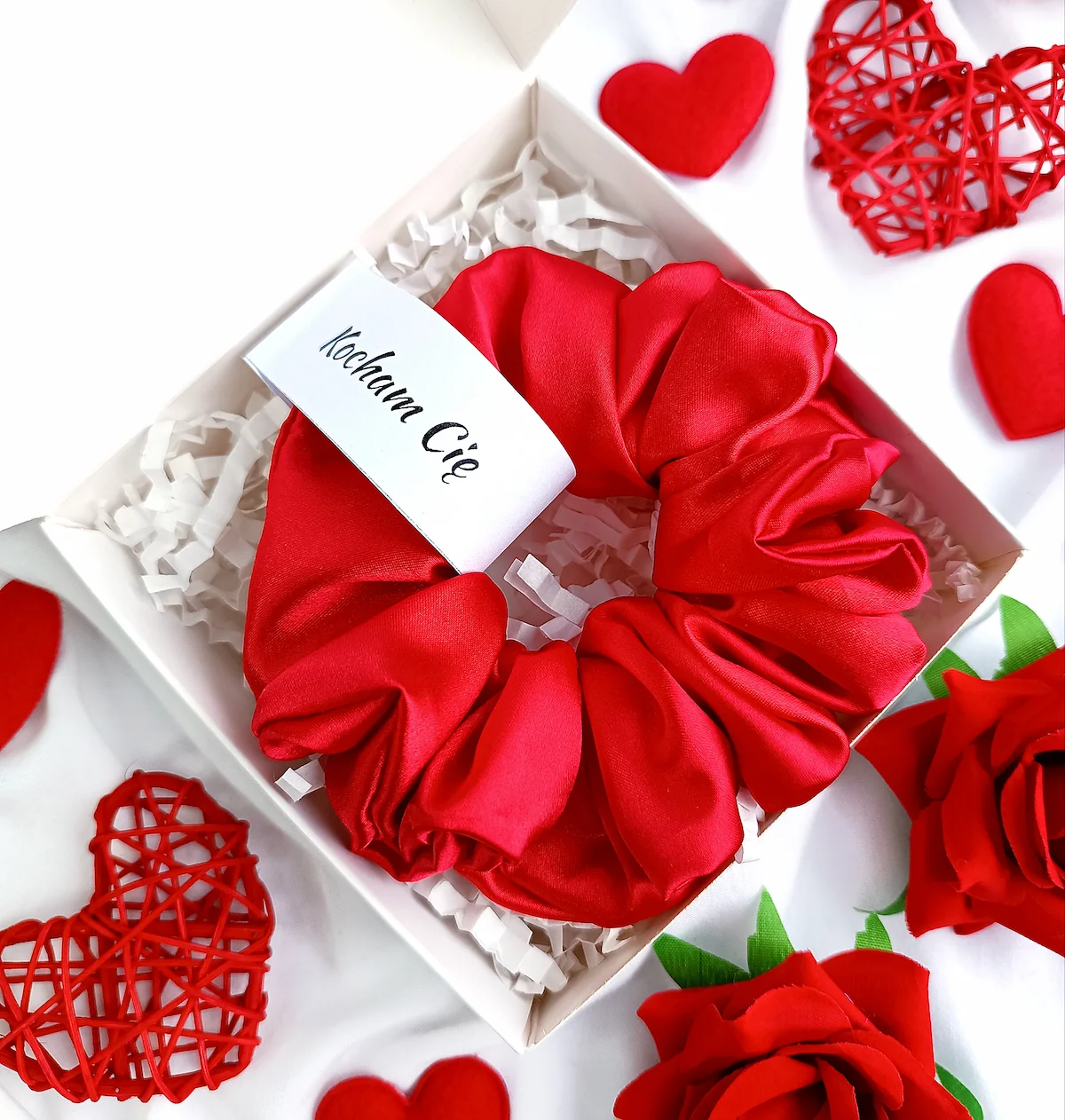 Personalizowany box z satynową scrunchie w rozmiarze L.