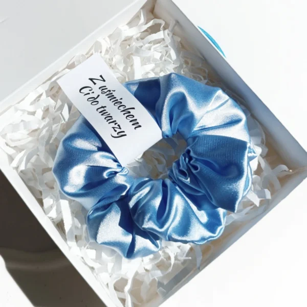 Personalizowany box z satynową scrunchie w rozmiarze M.