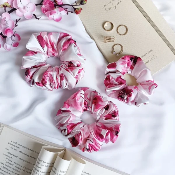 Satynowa scrunchie do włosów uszyta z wysokiej jakości satyny Armani.