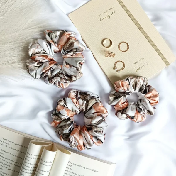 Satynowa scrunchie do włosów uszyta z wysokiej jakości satyny Armani.