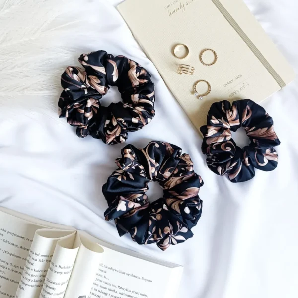 Satynowa scrunchie do włosów uszyta z wysokiej jakości satyny Armani.