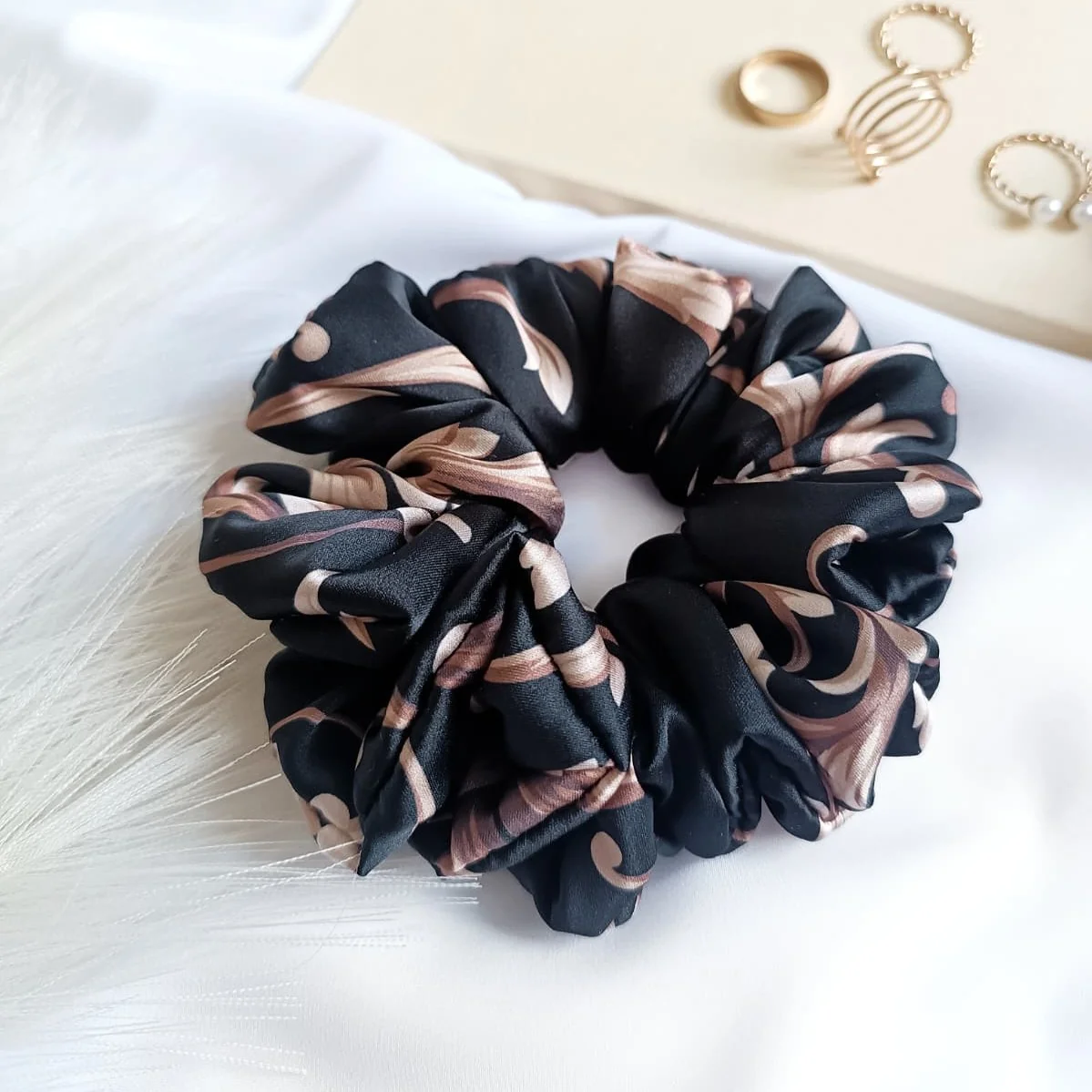 Satynowa scrunchie do włosów uszyta z wysokiej jakości satyny Armani.