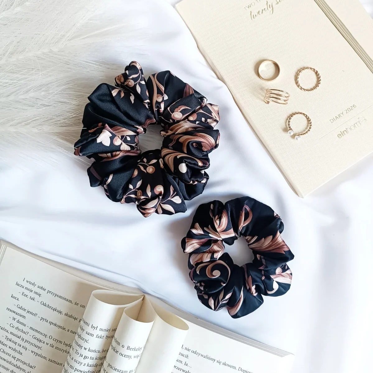 Satynowa scrunchie do włosów uszyta z wysokiej jakości satyny Armani.