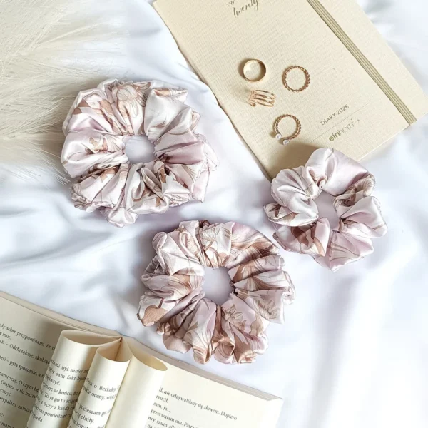 Satynowa scrunchie do włosów uszyta z wysokiej jakości satyny Armani.