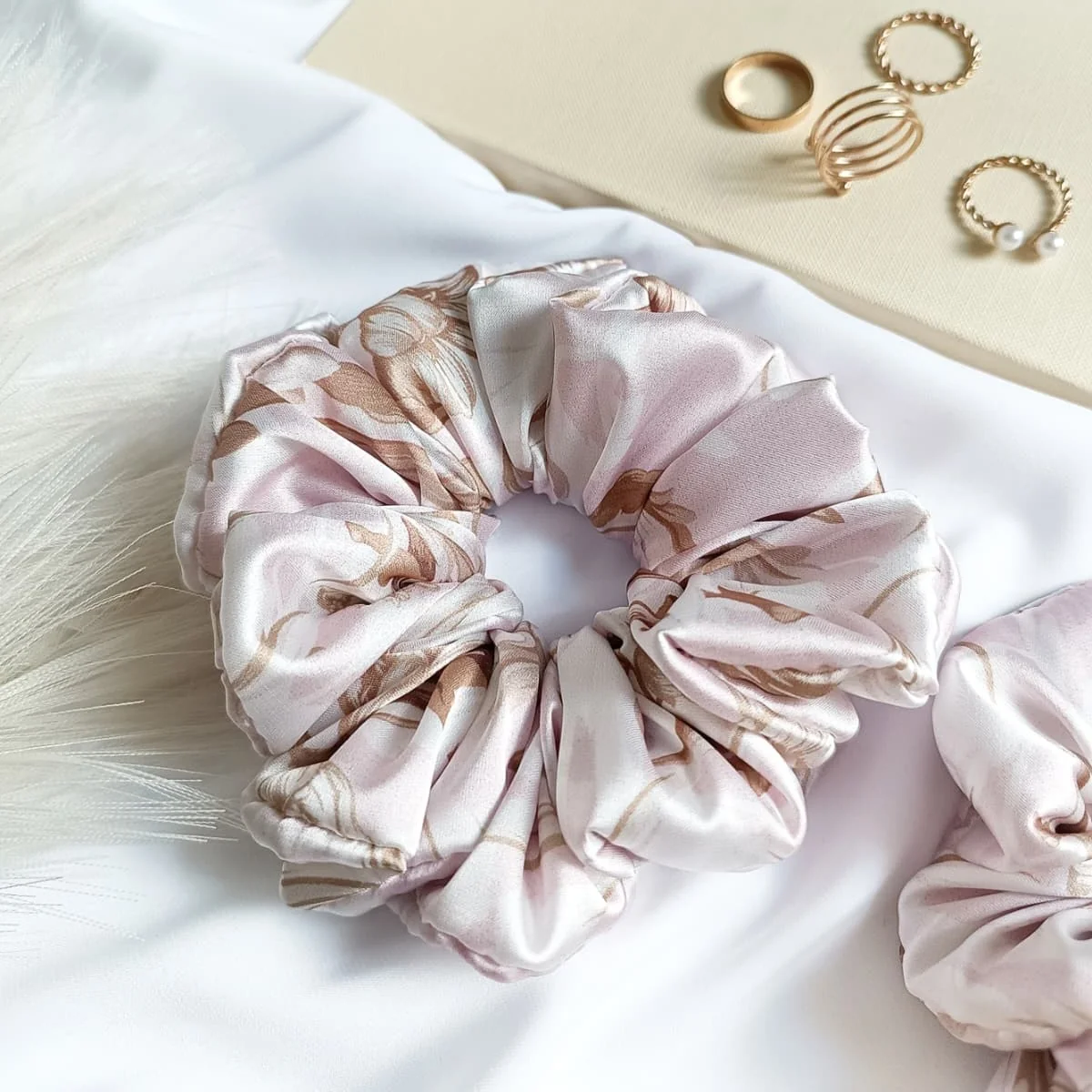 Satynowa scrunchie do włosów uszyta z wysokiej jakości satyny Armani.