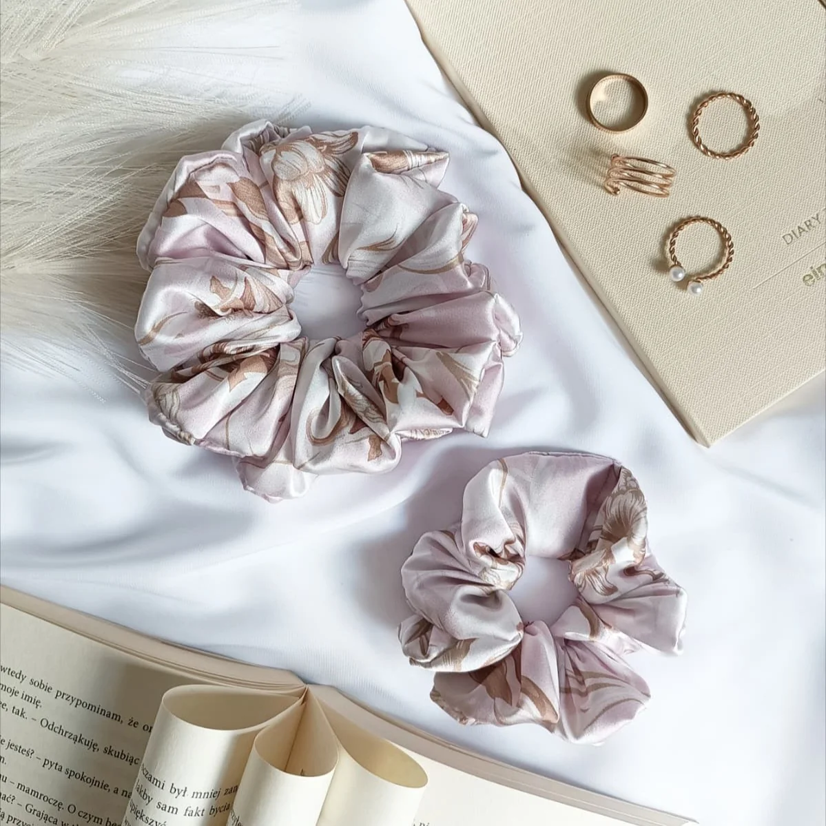 Satynowa scrunchie do włosów uszyta z wysokiej jakości satyny Armani.