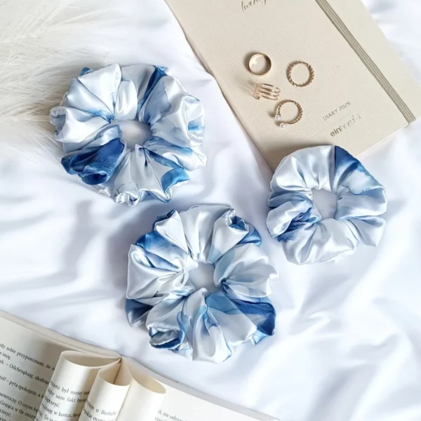 Satynowa scrunchie do włosów uszyta z wysokiej jakości satyny Armani.