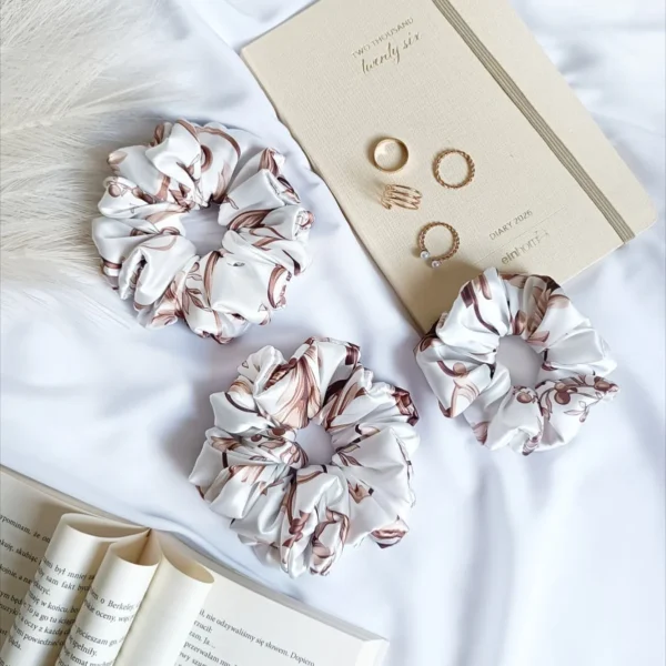 Satynowa scrunchie do włosów uszyta z wysokiej jakości satyny Armani.