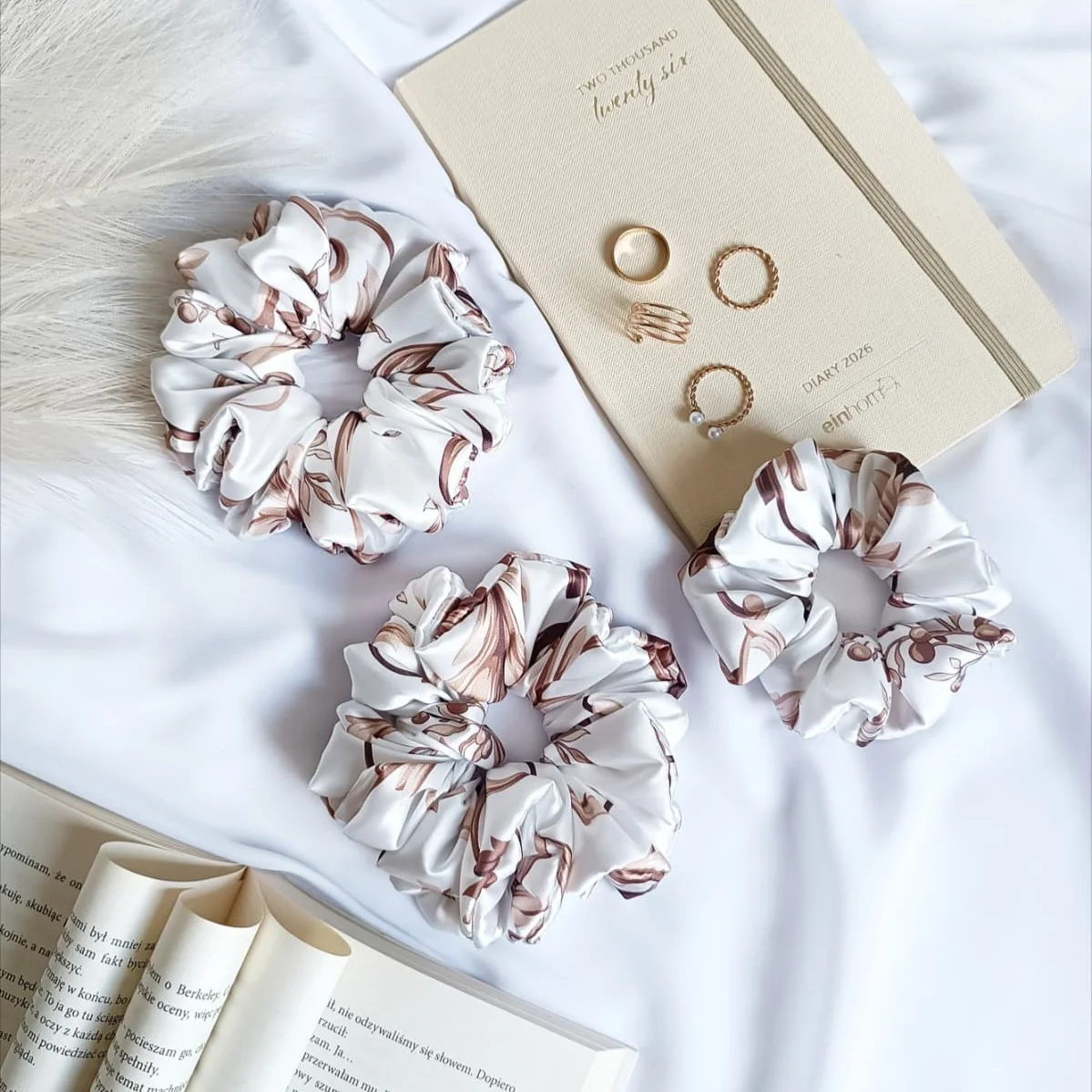 Satynowa scrunchie do włosów uszyta z wysokiej jakości satyny Armani.