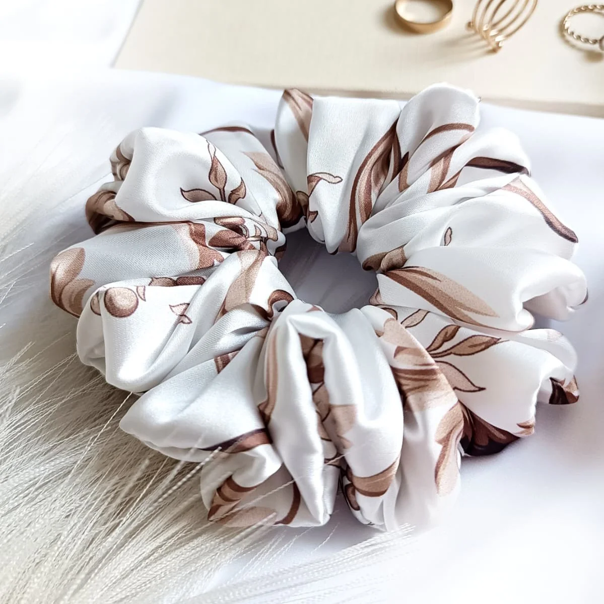 Satynowa scrunchie do włosów uszyta z wysokiej jakości satyny Armani.