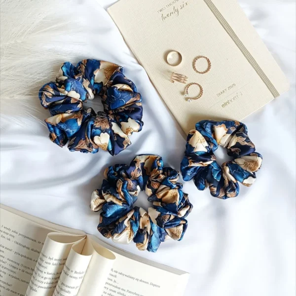 Satynowa scrunchie do włosów uszyta z wysokiej jakości satyny Armani.