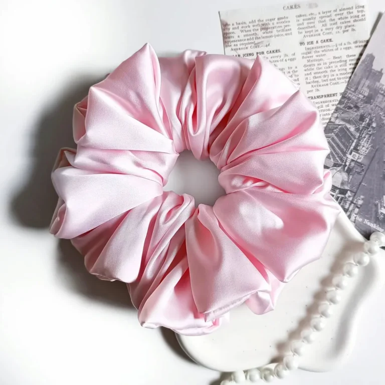 Scrunchie XL z satyny jedwabnej w kolorze jasnoróżowym.
