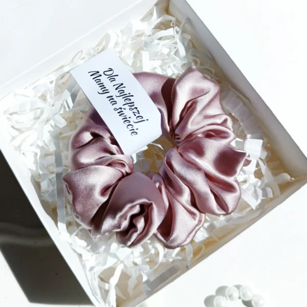 Personalizowany box ze scrunchie z jedwabiu w rozmiarze M.