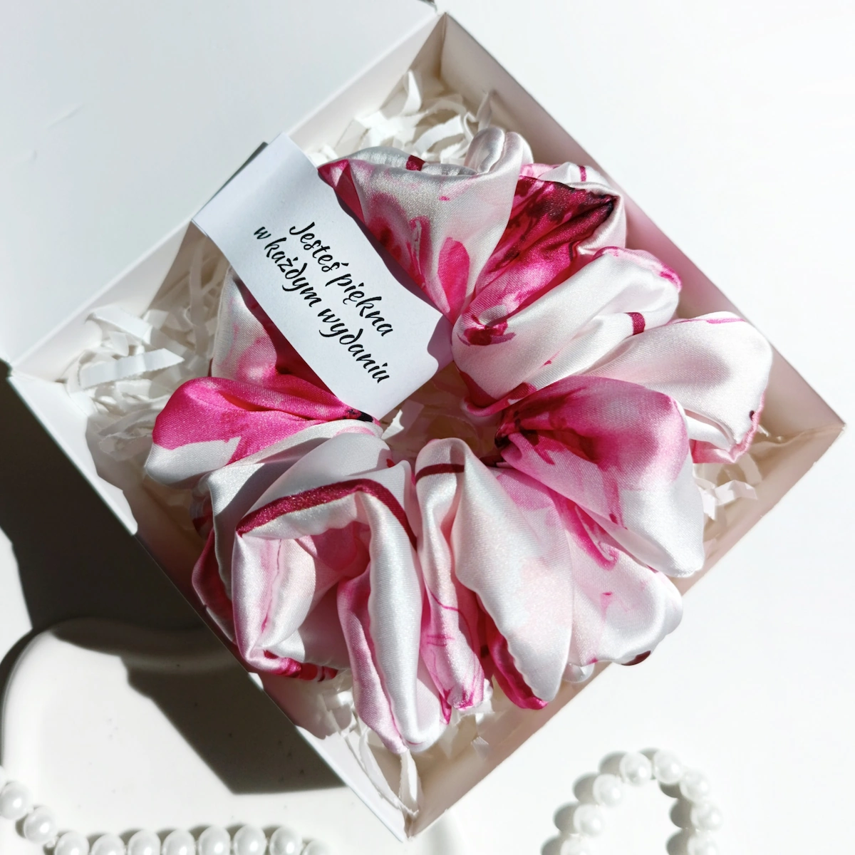 Personalizowany box ze scrunchie z satyny Armani w rozmiarze L.