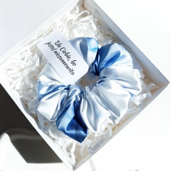 Personalizowany box ze scrunchie z satyny Armani w rozmiarze M.