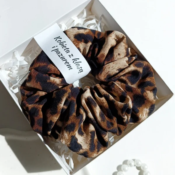 Personalizowany box z wzorzystą scrunchie w rozmiarze L.