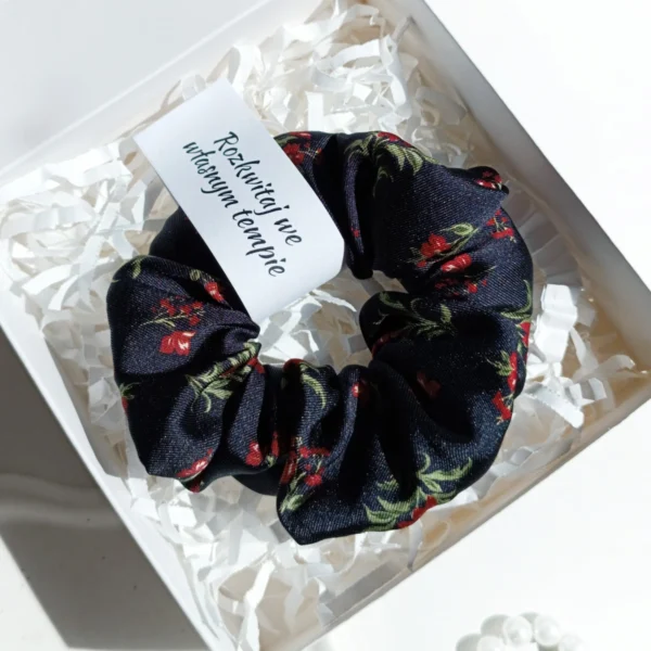 Personalizowany box z wzorzystą scrunchie w rozmiarze M.