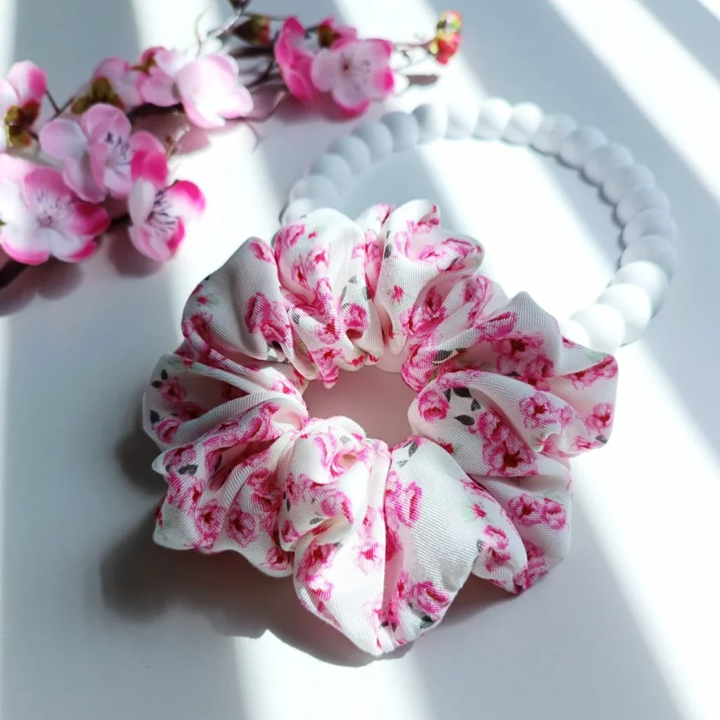 Scrunchie w rozmiarze M z wiskozy w kolorze ecru w różowe kwiatki.