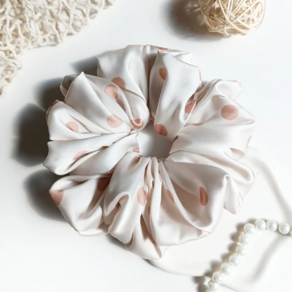 Scrunchie XL z satyny Armani "Almond".