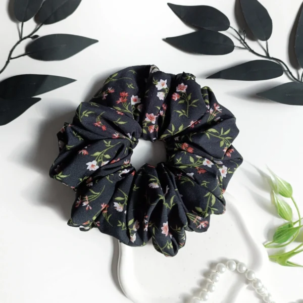 Scrunchie XL czarna w drobne kwiatki.