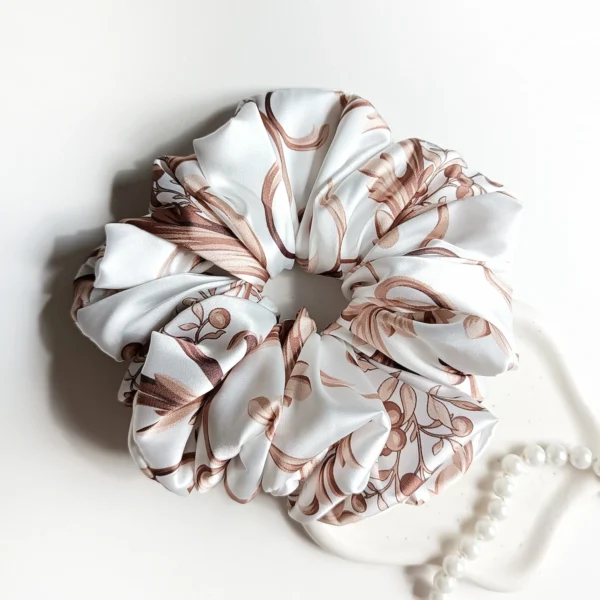 Scrunchie XL z satyny Armani "Praline".